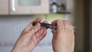 女孩用钢笔注射器注射胰岛素。