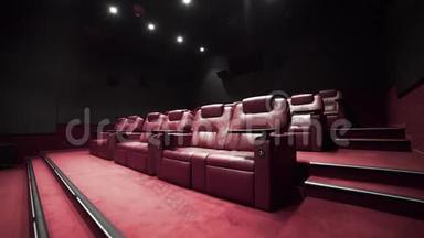 电影院全景，配有舒适的皮革扶手椅，没有人的电影院，会前电影院，贵宾