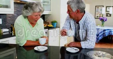 快乐的老夫妻在厨房喝咖啡