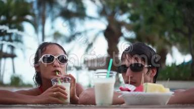 一对戴墨镜的夫妇在游泳池里度假喝<strong>酒</strong>。 1920x1080