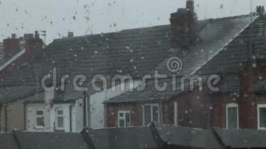 在沉闷的<strong>雪天</strong>透过窗户向英格兰的露台房屋望去
