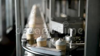 用冰淇淋填充晶片杯。 冰淇淋生产线.. 香草冰淇淋。 冰淇淋生产线..