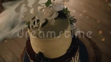 用花装饰的漂亮蛋糕，奶油。 婚礼蛋糕特写。 装饰的地方，有灯光，美味的蛋糕。