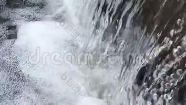 大镜头水流<strong>落入水中</strong>，使泡沫在喷泉中缓慢运动，全高清，1080p