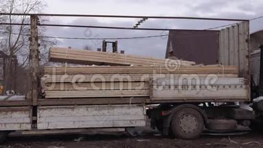 叉车在锯木厂用木块堆载重型卡车