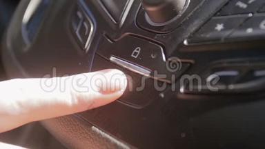 汽车仪表盘上女司机按下红色紧急按钮的慢动作录像