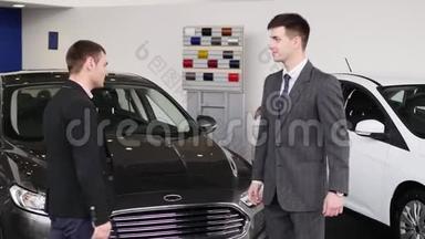 两个人在新车背景上握手。 男人用握手打招呼. 商业伙伴握手