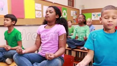 学生们在教室里做瑜伽