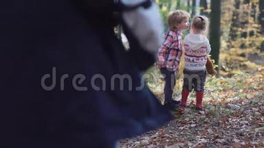 初恋。 森林里的孩子。 森林里的孩子们。 女孩和男孩在森林里玩。 秋天。 快乐的孩子们