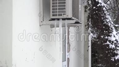 冬天，空调挂在房子的墙上。 4K