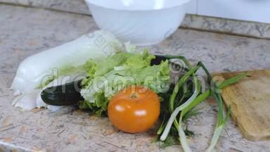 刀，砧板，盘子和蔬菜：大<strong>白菜</strong>，<strong>黄</strong>瓜，番茄，，葱..