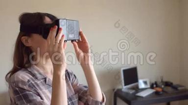 漂亮的黑发女人在家里用她的手机VR耳机。 <strong>实惠</strong>的虚拟现实眼镜在行动.. 4K
