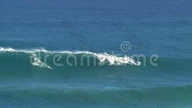 在夏威夷毛伊岛北岸的Pee©ahi，一个冲浪者从冲浪板上<strong>跳出</strong>来