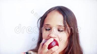 年轻漂亮的黑发女人吃红苹果，超过白色背景。 1920x1080