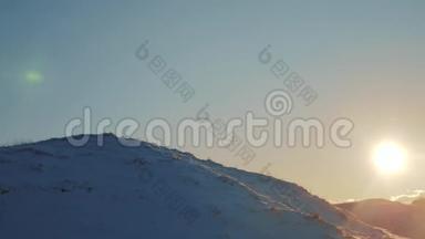 冬雪山景观前风雨.. 山，冬天，雪，日落，阳光，美丽的风景。 阳光明媚的冬天