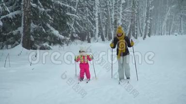 母亲和女儿在<strong>雪天</strong>滑雪