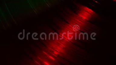 迪斯科舞厅<strong>红色光</strong>线中旋转乙烯基唱片的碎片
