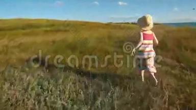 小女孩漫步在大自然中，欣赏海岸、羽毛草和夕阳的景色