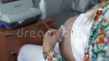 孕妇检查婴儿`腹部的心跳。