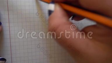 女人`手在笔记本上用铅笔画一张笑脸