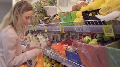 女士在超市以高品质的4k格式采摘水果
