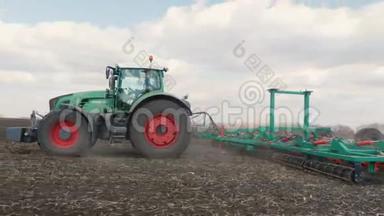 农业企业-拖拉机在春季田间三轴稳定运行视频