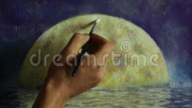 用画笔画出一个橙色的蓝色大月亮，在海洋、海洋、水中反射月亮。