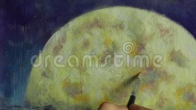 用画笔画出一个橙色的蓝色大月亮，在海洋、海洋、水中反射月亮。