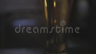 一杯啤酒站在酒吧的桌子上，背景模糊得很漂亮。 慢速运动，高清，1920x1080