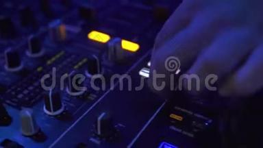 DJ控制器，用于混合迪斯科俱乐部的室内音乐和彩色<strong>灯光</strong>。 技术舞蹈用DJ调音台和<strong>音响</strong>控制台