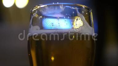 一杯新鲜啤酒特写，蓝黄模糊.. 3840x2160，4K