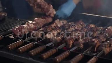 在布拉齐耶烧烤的特写猪肉串。 烧烤肉串