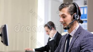 公司员工用耳机在热线上交谈