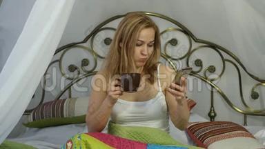 快乐的女人坐在床上跳舞唱<strong>歌</strong>，喝咖啡，和朋友在电话里聊天。 4K