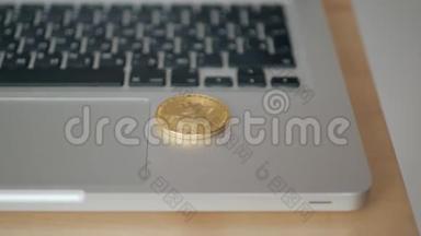 比特币落到笔记本电脑的键盘上。交易加密货币的概念。快速增长的