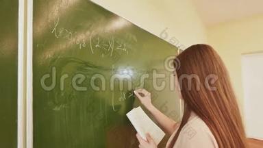 女学生在黑板上写数学公式。