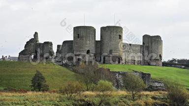 鲁德兰城堡，北威尔士，英国，诺曼城堡建造在十三世纪的克莱维德河，在秋季/秋季。