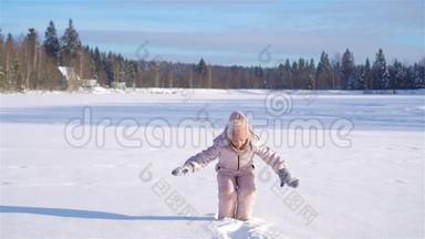 孩子们在山上滑雪。 儿童冬季运动。