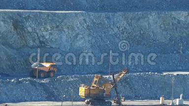 <strong>大型</strong>黄色<strong>卡车</strong>在一个石棉矿物采石场运输矿石。