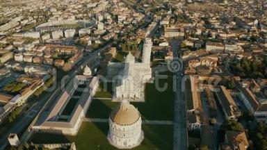 意大利著名<strong>比萨斜塔</strong>和大教堂的鸟瞰图