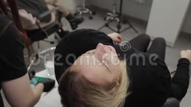 专业美容师在一家美容院胶水硅胶衬里睫毛层。