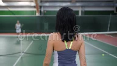 两个漂亮的女人在比赛后互相感谢。 职业女网球选手在比赛中