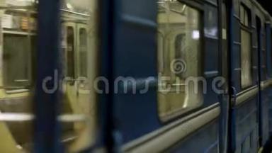 为<strong>地铁</strong>站地下<strong>车厢</strong>的窗户关上。 一辆空<strong>地铁</strong>列车的车窗。