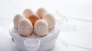放在白色木桌上的鸡蛋<strong>电饭锅</strong>里的鸡蛋