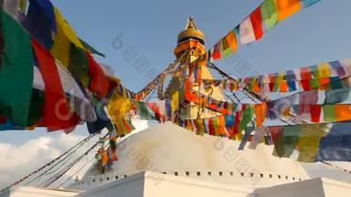 在波达纳特·斯图帕、圣塔、尼泊尔和加德满都的象征、戈尔根飘扬的彩色祈祷旗