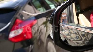 现代车辆侧视镜中的盲点监测系统警示灯图标。 汽<strong>车系</strong>统盲点