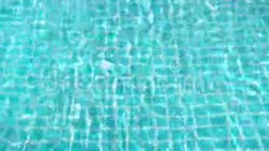 游泳池表面蓝色绿松石清爽水水。 热带早晨的波浪和风