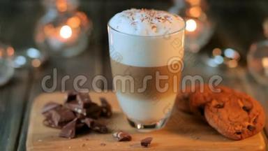 热咖啡拿铁卡布基诺与燕麦饼干和巧克力块在透明玻璃。 这就是
