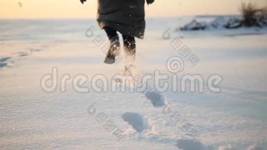 女人的腿在雪地上行走，<strong>雪天</strong>留下脚印