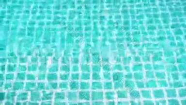 游泳池表面<strong>蓝色</strong>绿松石<strong>清爽</strong>水水。 热带早晨的波浪和风